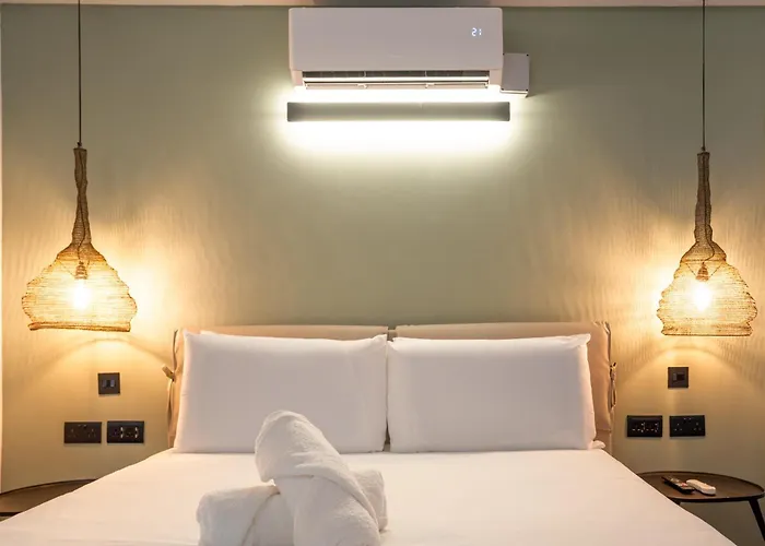 The Bear And Ween Hotel *