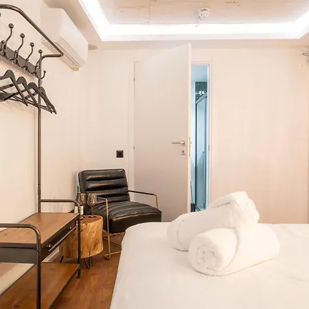 The Bear And Ween Hotel *