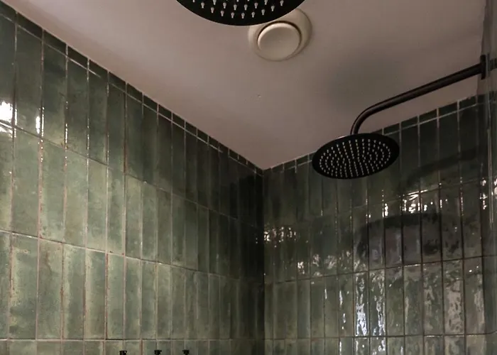 Отель The Bear And Ween *