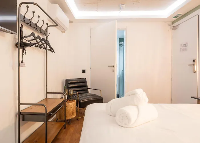 The Bear And Ween Hotel *