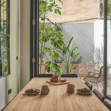 The Bear And Ween Hotel *